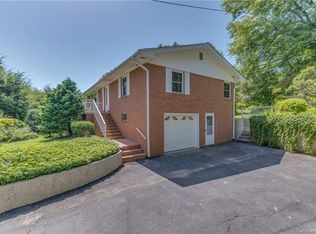 111 Belmont Dr, Hendersonville, NC 28739