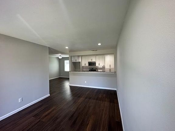 3rd image of 906 Lister Dr