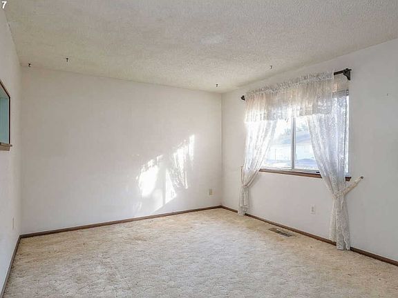 3rd image of 6605 SE Madrona Dr