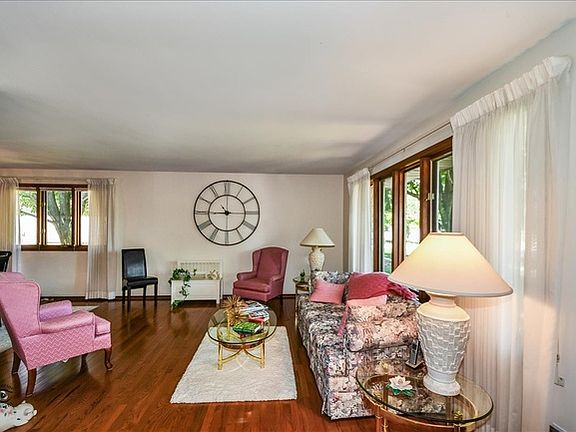 4th image of 9115 Oakwood Dr