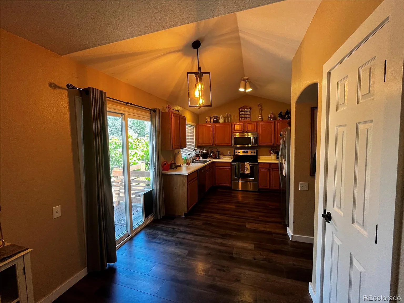 3 bed, 3.5 bath, 2080 sqft, $3,300 — Photo 4