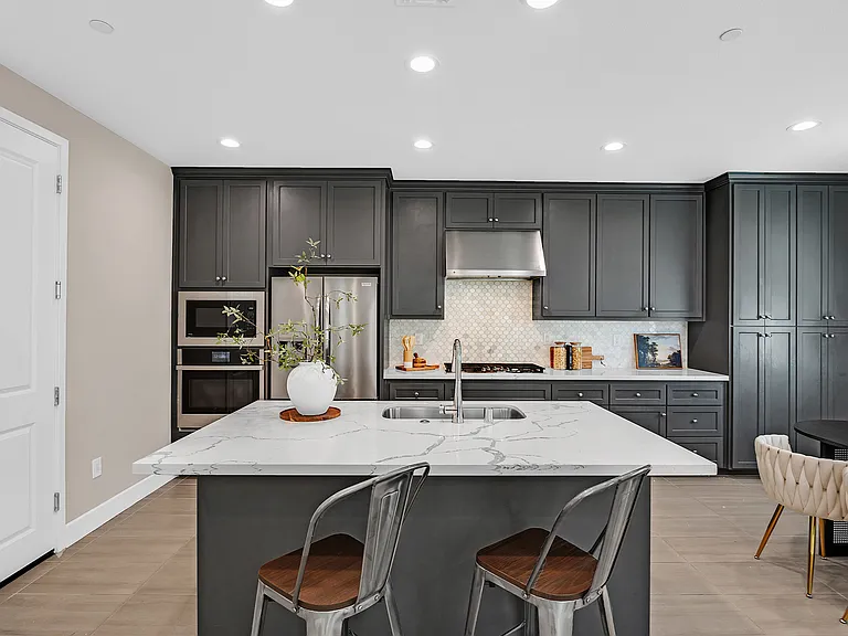 464 E Yarrow Pl — Photo 10