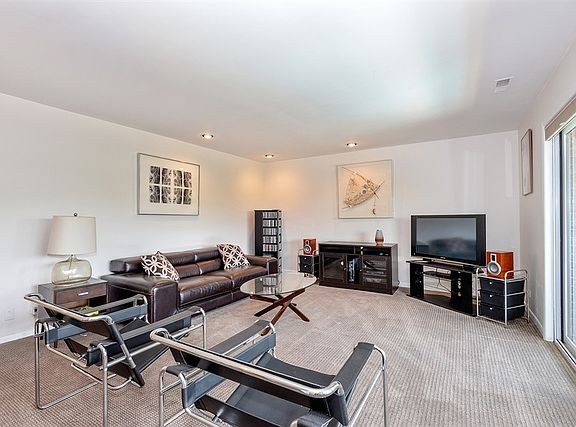 3rd image of 1917 Tanglewood Dr Unit 4B