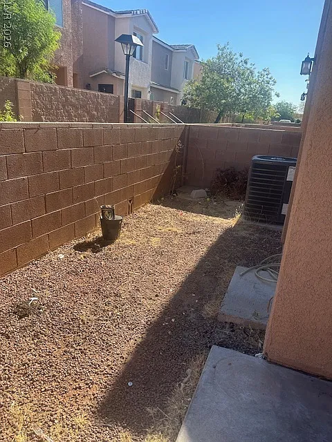 3 bed, 2.5 bath, 1435 sqft, $1,650 — Photo 2