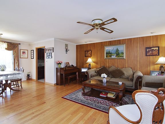 3rd image of 920 Leahy Cir