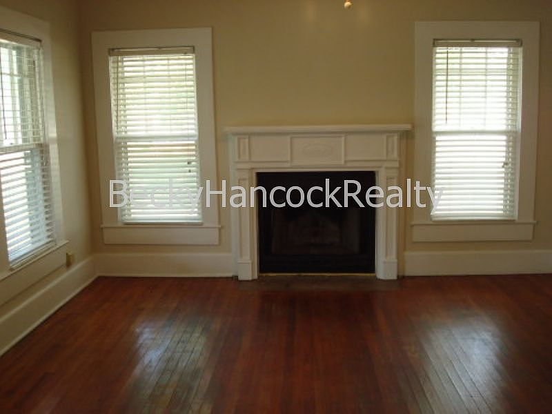 2nd image of 609 W Lee St