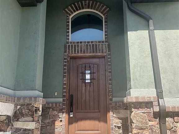 3rd image of 3247 Scott Dr