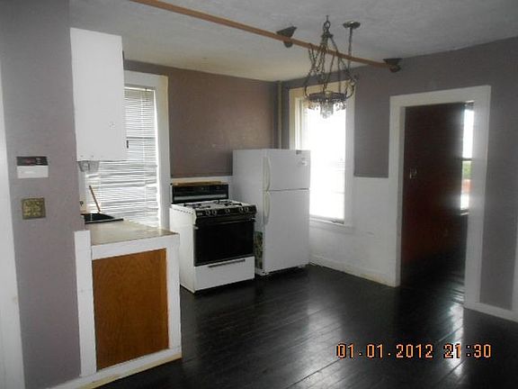 4th image of 183 E Main St