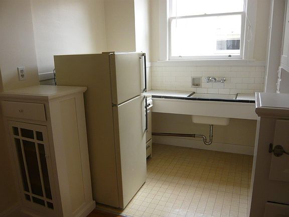 5th image of 184 Funston Ave APT 9