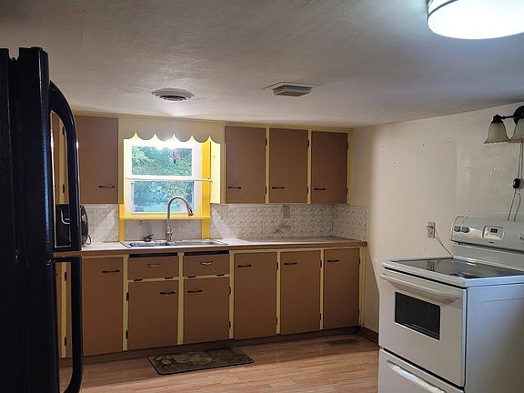 4th image of 206 Elm St