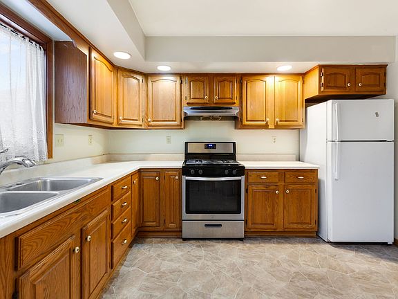 3rd image of 1632 Poplar Ln