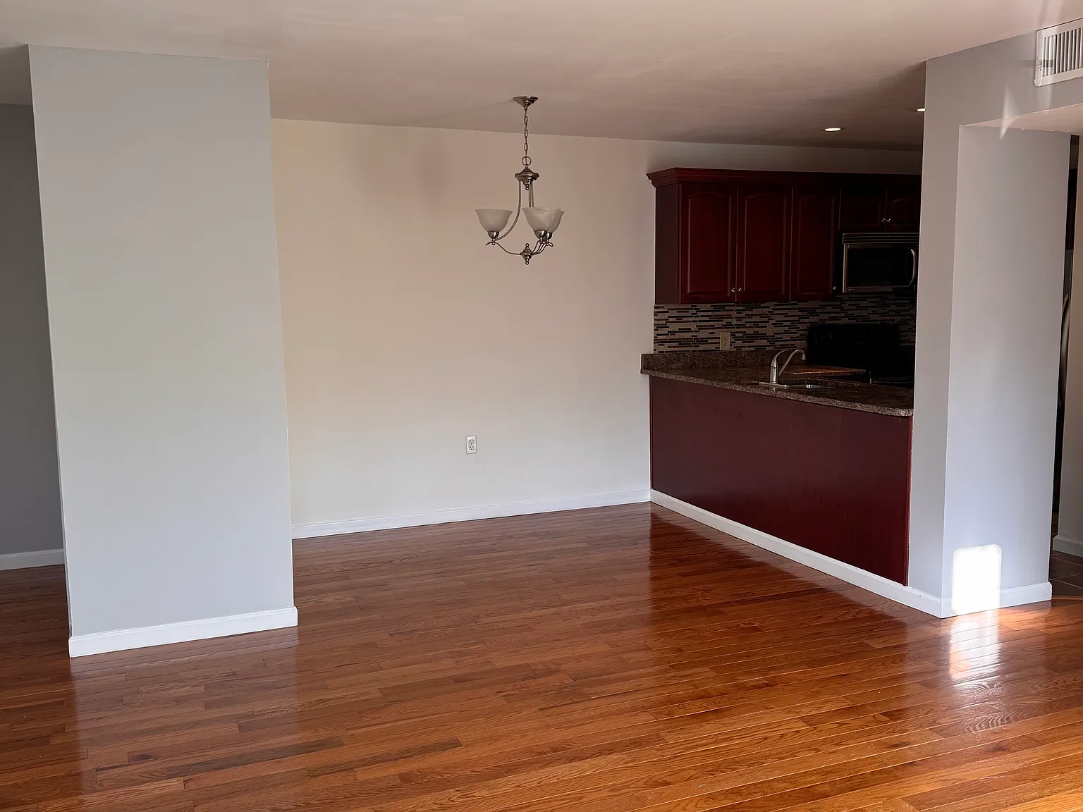 2 bed, 986 sqft, $2,400 — Photo 2