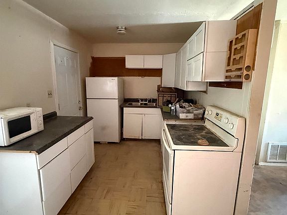 4th image of 1810 W Feather Ave