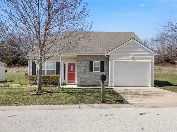 1531 Fall Creek Dr, Tonganoxie, KS 66086