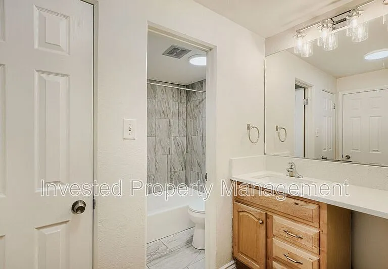 656 N Logan St #8 — Photo 9