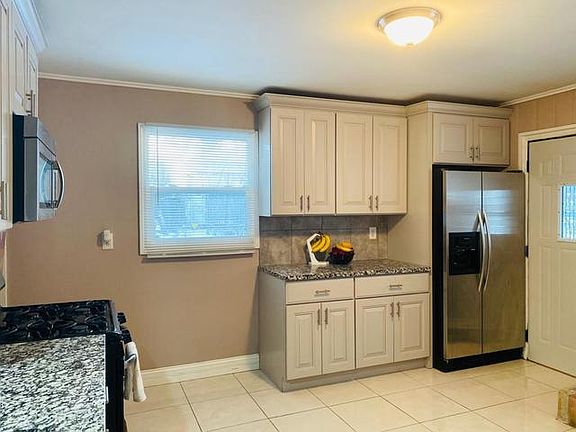 3rd image of 152 Shabbona Dr