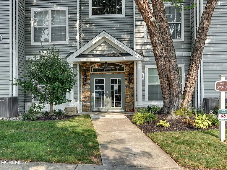 574 Saint Andrews Pl — Photo 2