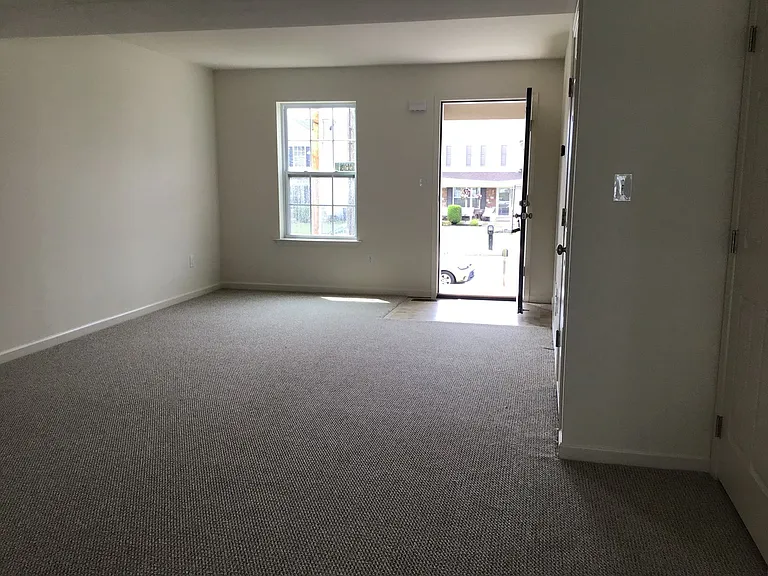 2809 Mannerchor Rd — Photo 3