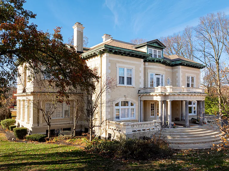 Mansion Row - Where Historic Charm Meets Modern Convenience! — Photo 31