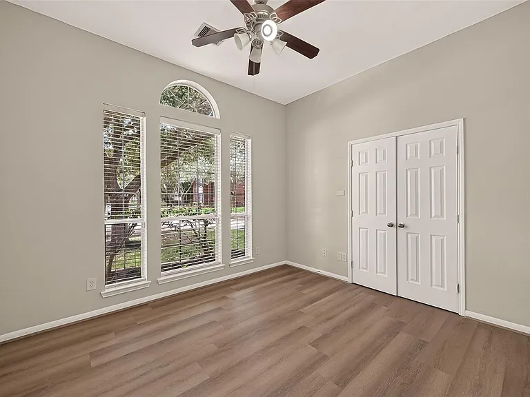 706 Silver Creek Cir — Photo 33