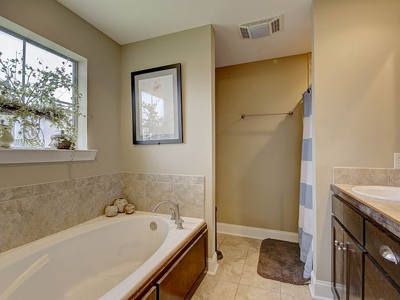 4th image of 207 Ennis Dr