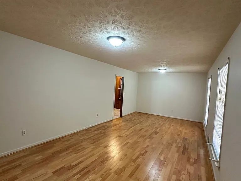 375 Segrest Cir — Photo 4