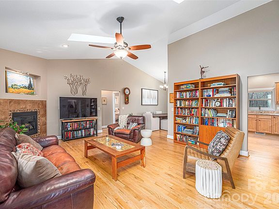 3rd image of 3 Pathwood Ln
