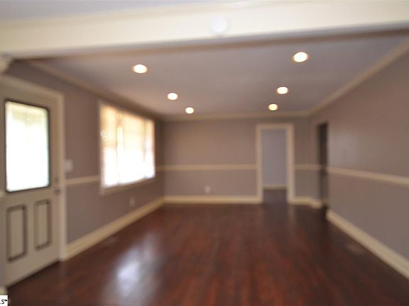 4th image of 510 Highlawn Ave
