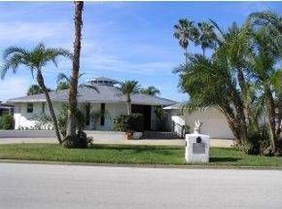 39 Country Club Rd, Cocoa Beach, FL 32931