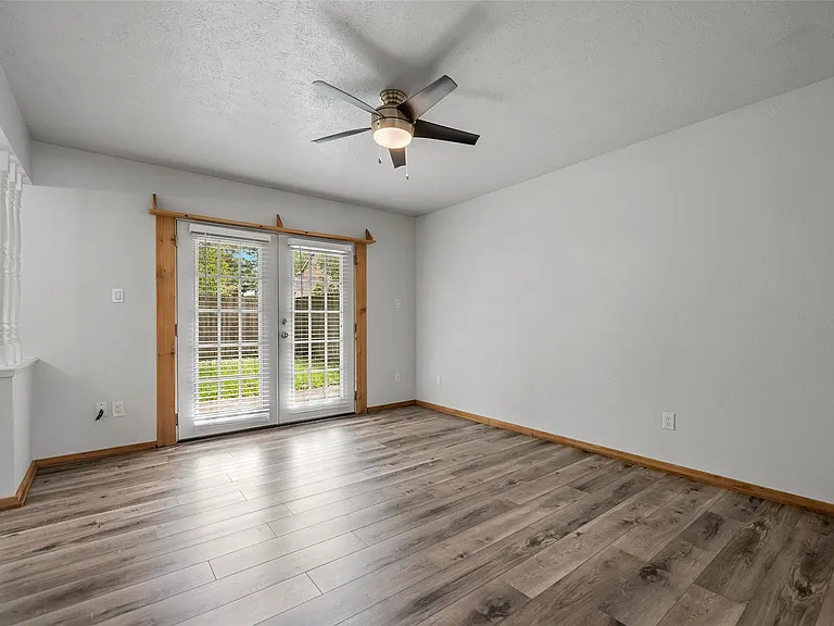 10122 Green Valley Ln — Photo 12