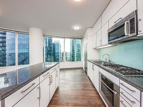 5th image of 301 Main St #32F-L