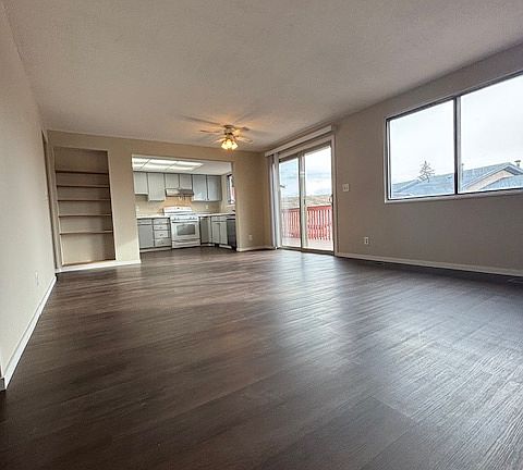 3rd image of 124 Sandstone Dr #1