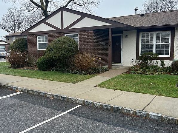 70 Greenmeadow Ct