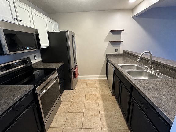5th image of 129 Broxbourne Dr