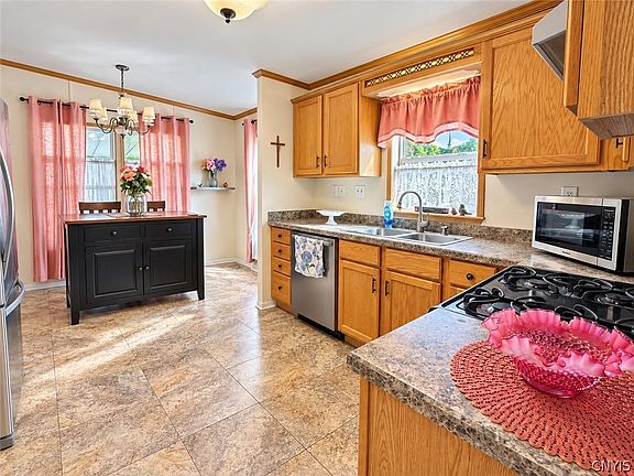 4th image of 33 Norma Dr