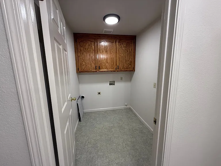 2136 Southgate Dr — Photo 6