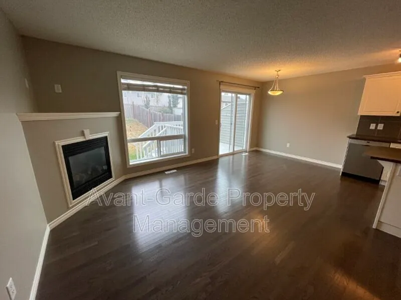 3 bed, 2.5 bath, 1300 sqft, $2,195 — Photo 3