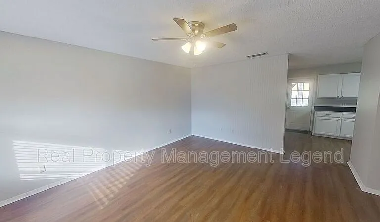 701 S Valentine Dr — Photo 3