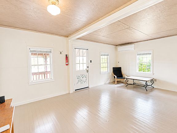 5th image of 26403 Park Ave