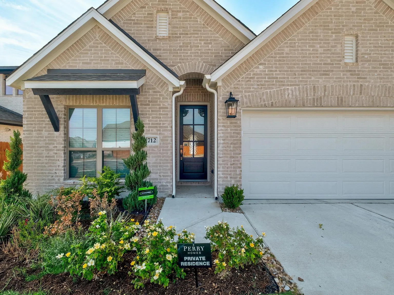 4 bed, 3.0 bath, 2450 sqft, $2,900 — Photo 2