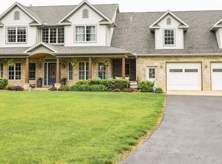 556 Oak Valley Ln, Dixon, IL 61021