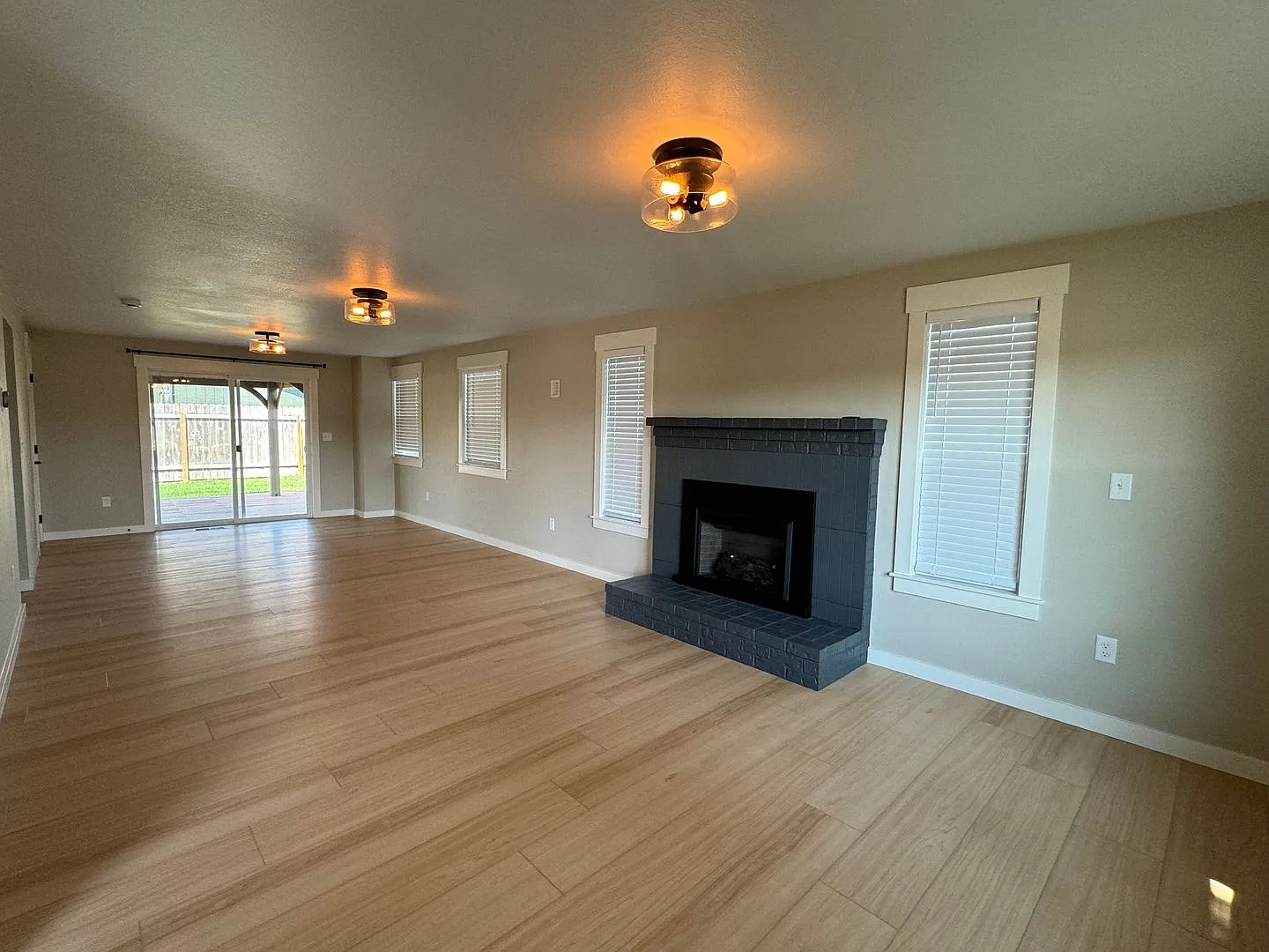 Beautiful 3bdrm/2.5bath Home- Near Cal Young Road — Photo 3