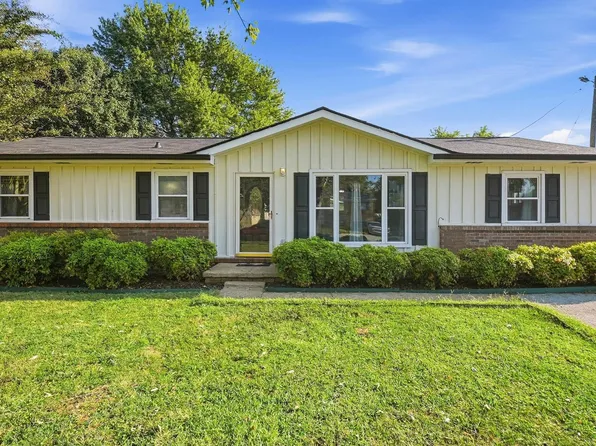 1389 Meadowood Dr, Hixson, TN 37343