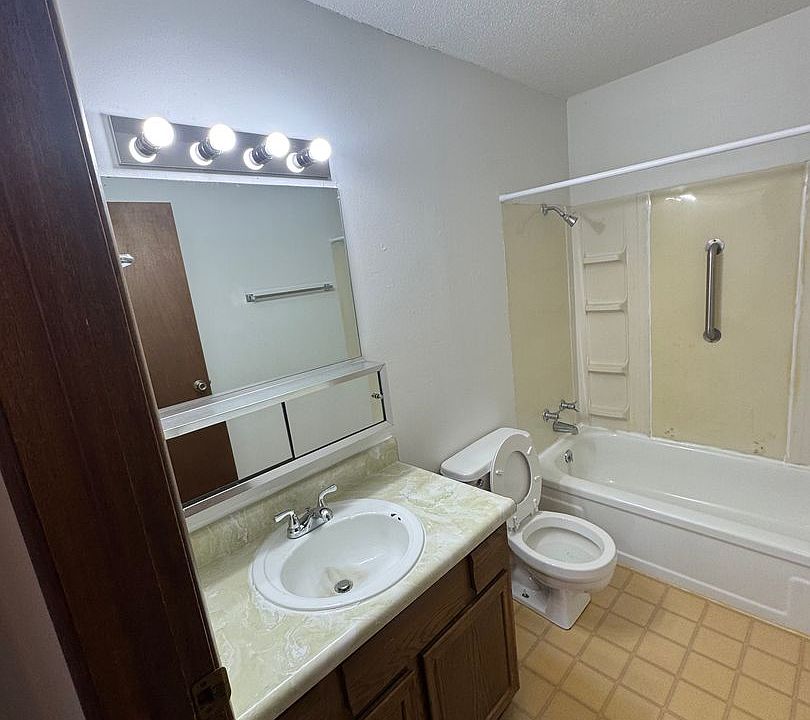1st image of 3430 12th Ave SW #5