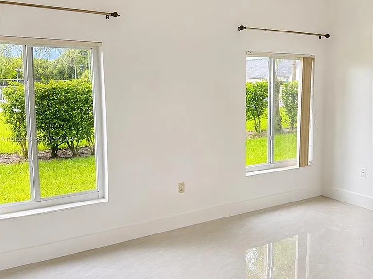 16341 Malibu Dr #19 — Photo 9