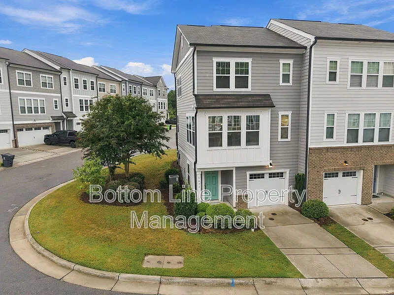 2 bed, 4.0 bath, 1602 sqft, $1,895 — Photo 2