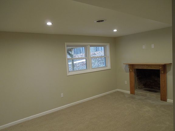 Family Room W/fireplace