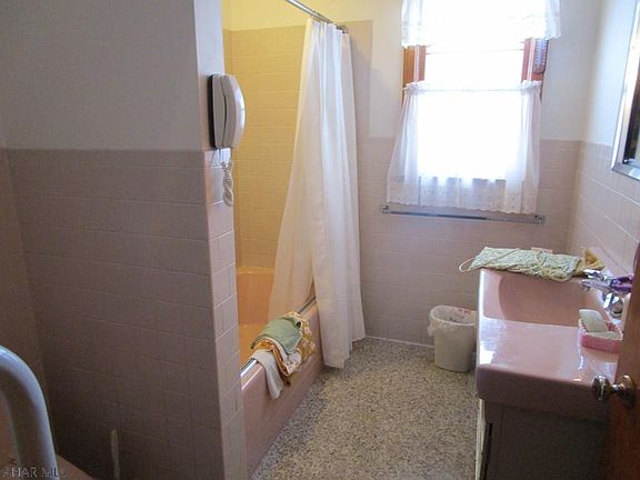 2nd image of 315 Laurel St