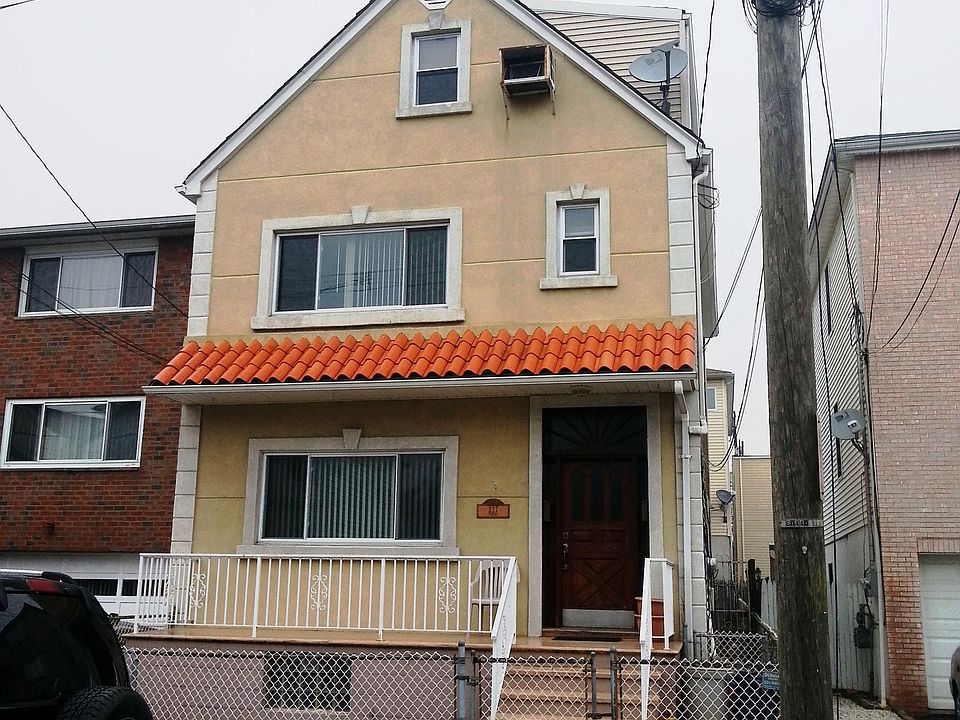 2nd image of 227 Washington Pl #2