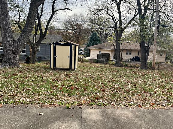 5th image of 10111 White Ave